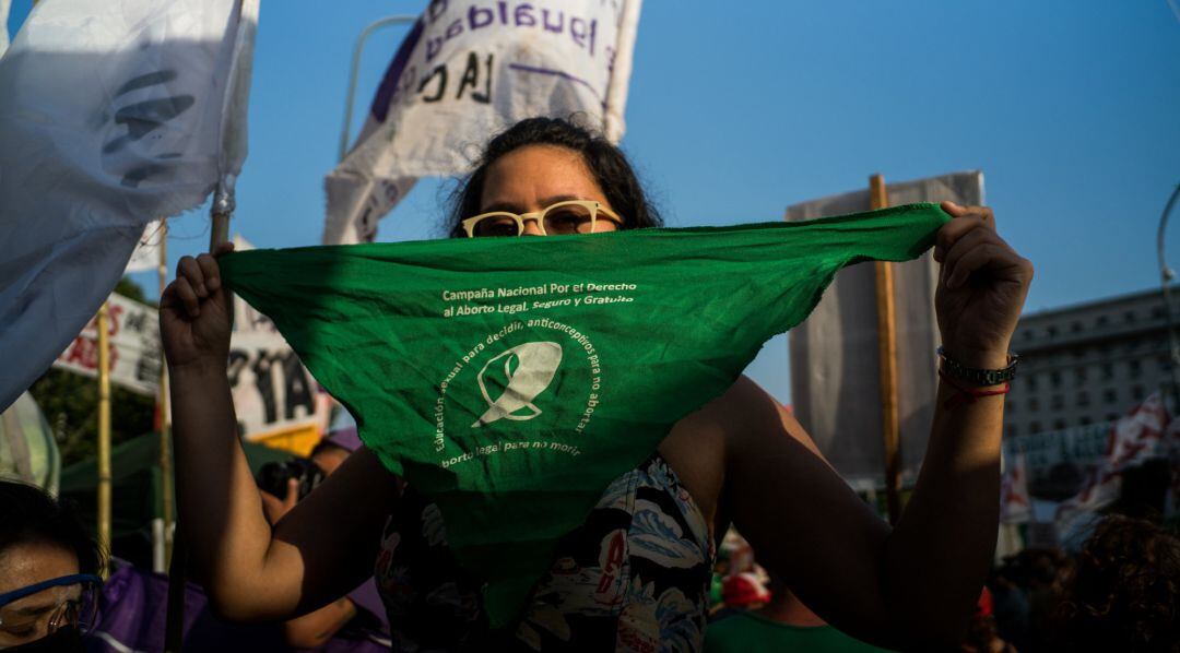 Un pañuelo verde durante una manifestación a favor de la legalización del aborto en Argentina