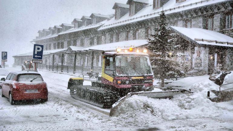 Una máquina quitanieves retira la nieve acumulada en la estación de esquí de los Llanos del Hospital, en el valle de Benasque.