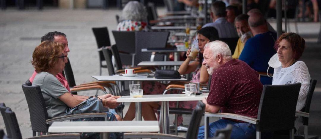 Clientes, en una terraza, durante los últimos días de la pandemia