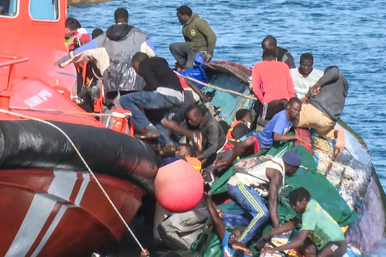 LA RESTINGA (EL HIERRO), 28/05/2025.- Captura del video de RTVE Canarias, del momento en el que este miércoles volcó un cayuco con unos 160 ocupantes en el puerto de La Restinga (El Hierro), cuando se aproximaba a la Salvamar Diphda de Salvamento Marítimo, ya atracada, para ponerse a su costado. En ese momento, varios de sus ocupantes se pusieron de pie e intentaron saltar a la Salvamar, por lo que el cayuco se volteó. Cuatro mujeres, dos niñas de cinco años y otra de 16 han muerto. EFE/RTVE Canarias -SOLO USO EDITORIAL/SOLO DISPONIBLE PARA ILUSTRAR LA NOTICIA QUE ACOMPAÑA (CRÉDITO OBLIGATORIO)-