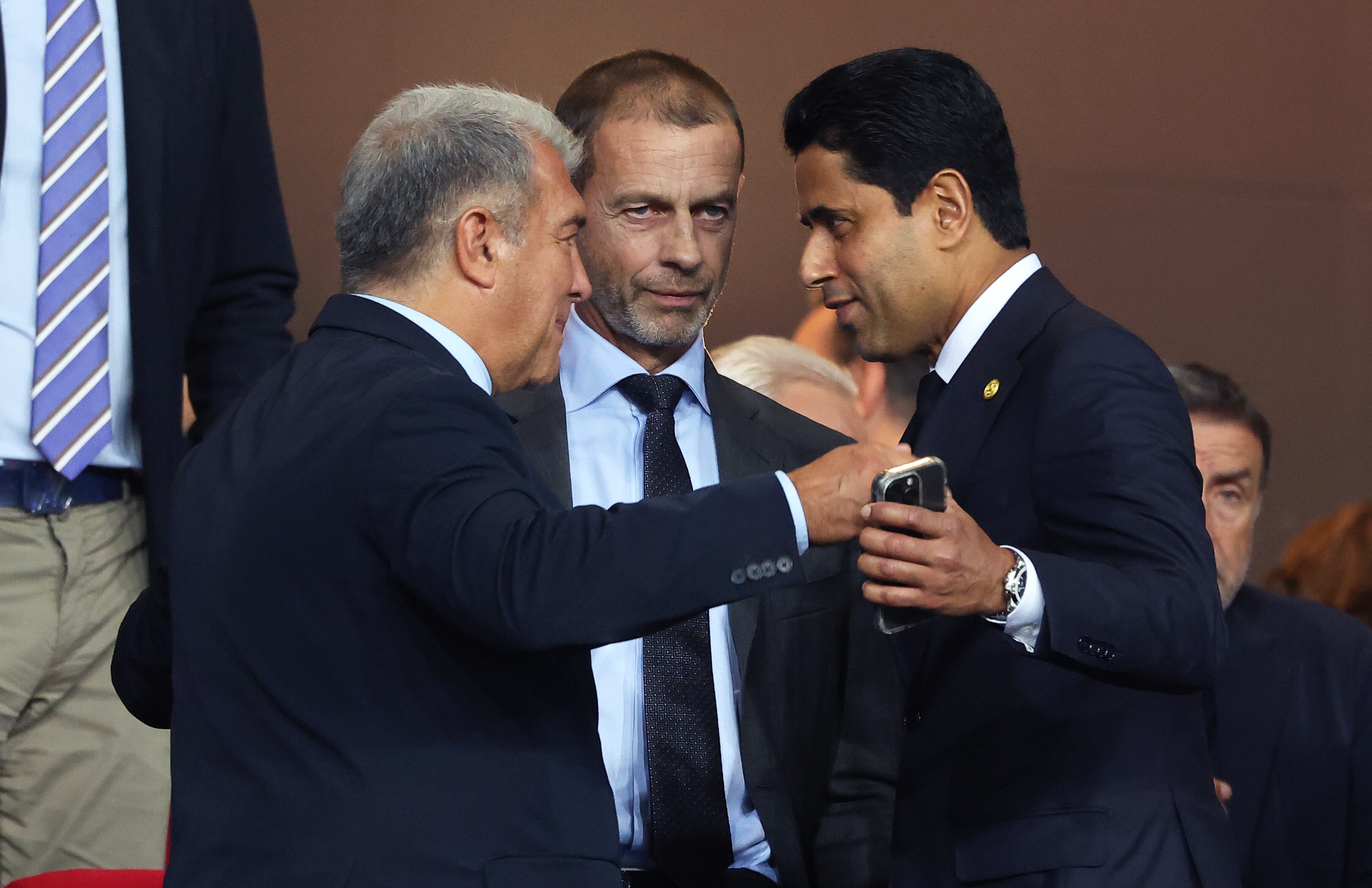 Joan Laporta, Aleksander Ceferin, y Nasser Al-Khelaifi se saludan durante el Barça-PSG de Champions