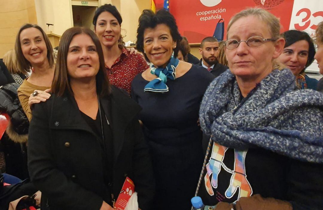 Concejalas del Ayuntamiento con el profesorador del Joanot Martorell y la Ministra de Educación