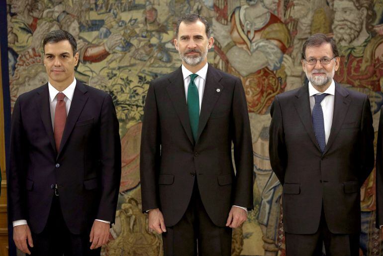 Pedro Sánchez, Felip VI i Mariano Rajoy en la promesa del càrrec de Sánchez com a president del govern espanyol, el 2 de juny del 2018 (Horitzontal).