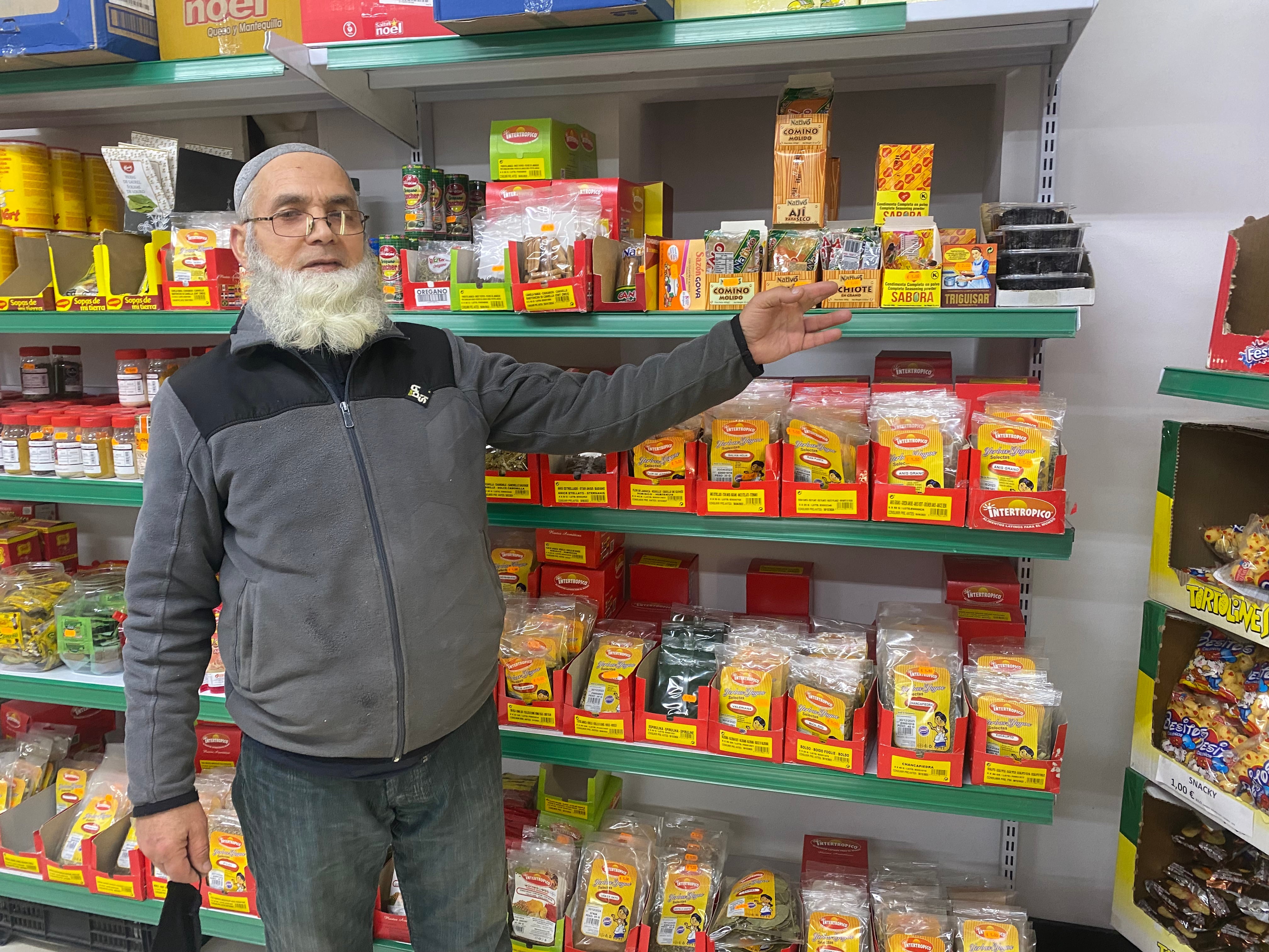 Muzafar Hussain Khan en su tienda de productos pakistaníes y latinos Xúcar de Cuenca.