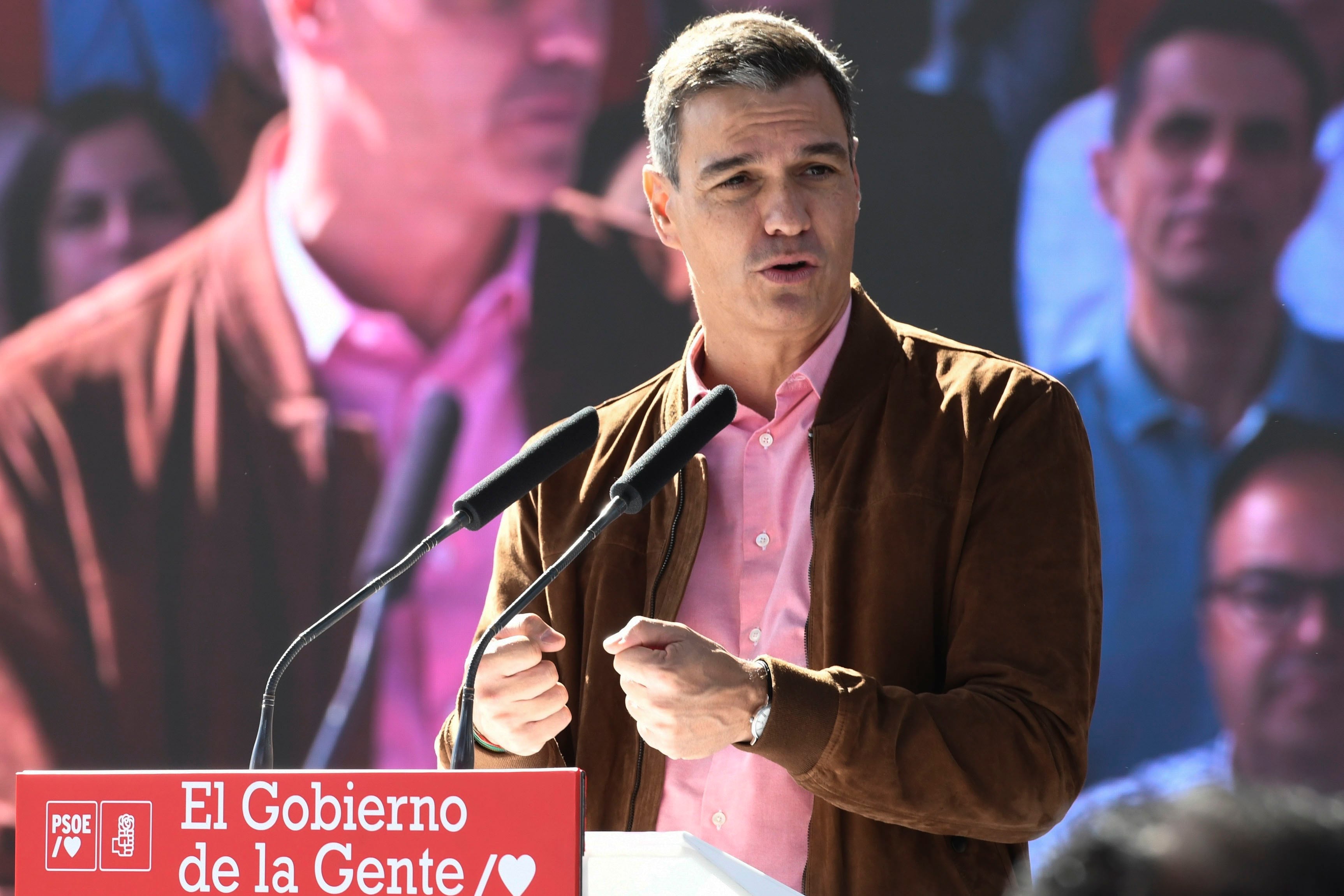 El secretario general del PSOE y presidente del Gobierno, Pedro Sánchez, interviene durante un evento del partido junto al secretario general del PSOE de Madrid y candidato a la Presidencia de la Comunidad de Madrid, Juan Lobato, en Getafe, este sábado