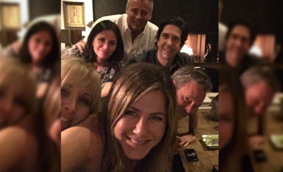 Jennifer Aniston junto al resto del elenco.