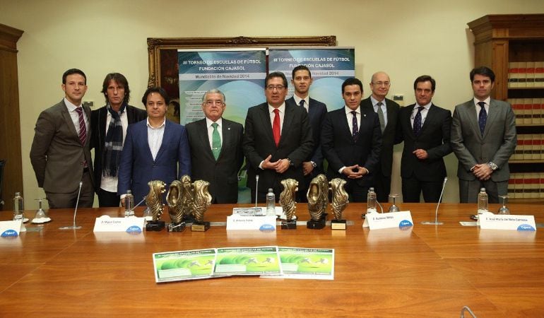 El presidente de la Fundación Cajasol, Antonio Pulido, en el centro de la imagen y los representantes de los clubes andaluces: Real Betis Balompié, Recreativo de Huelva, Cádiz CF, Lucena CF, Xerez Chapín, Chiclana Balompié, San Fernando CD y Sevilla FC, han presentado la III Edición del Torneo de Escuelas de Fútbol Fundación Cajasol.