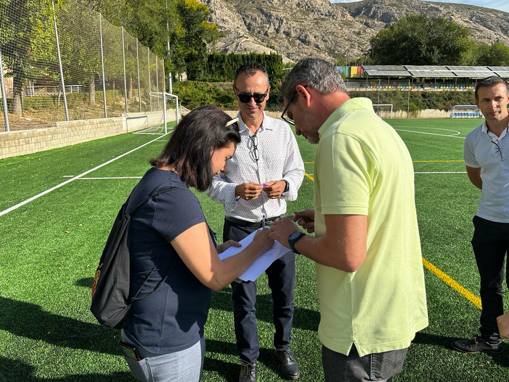 Renovación del césped del campo Luiche