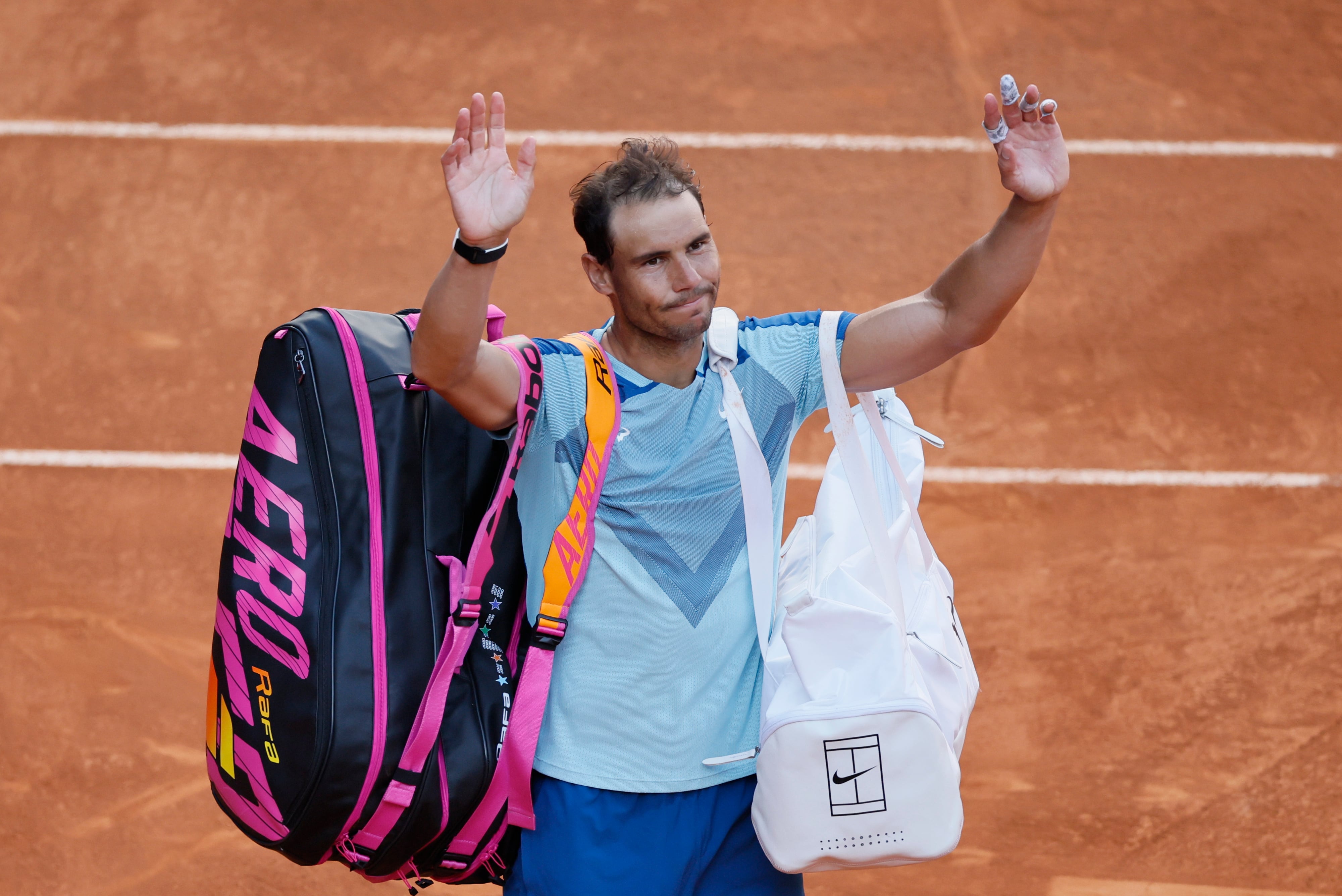 El tenista Rafa Nadal saluda al público tras caer derrotado frente Carlos Alcaraz en Madrid