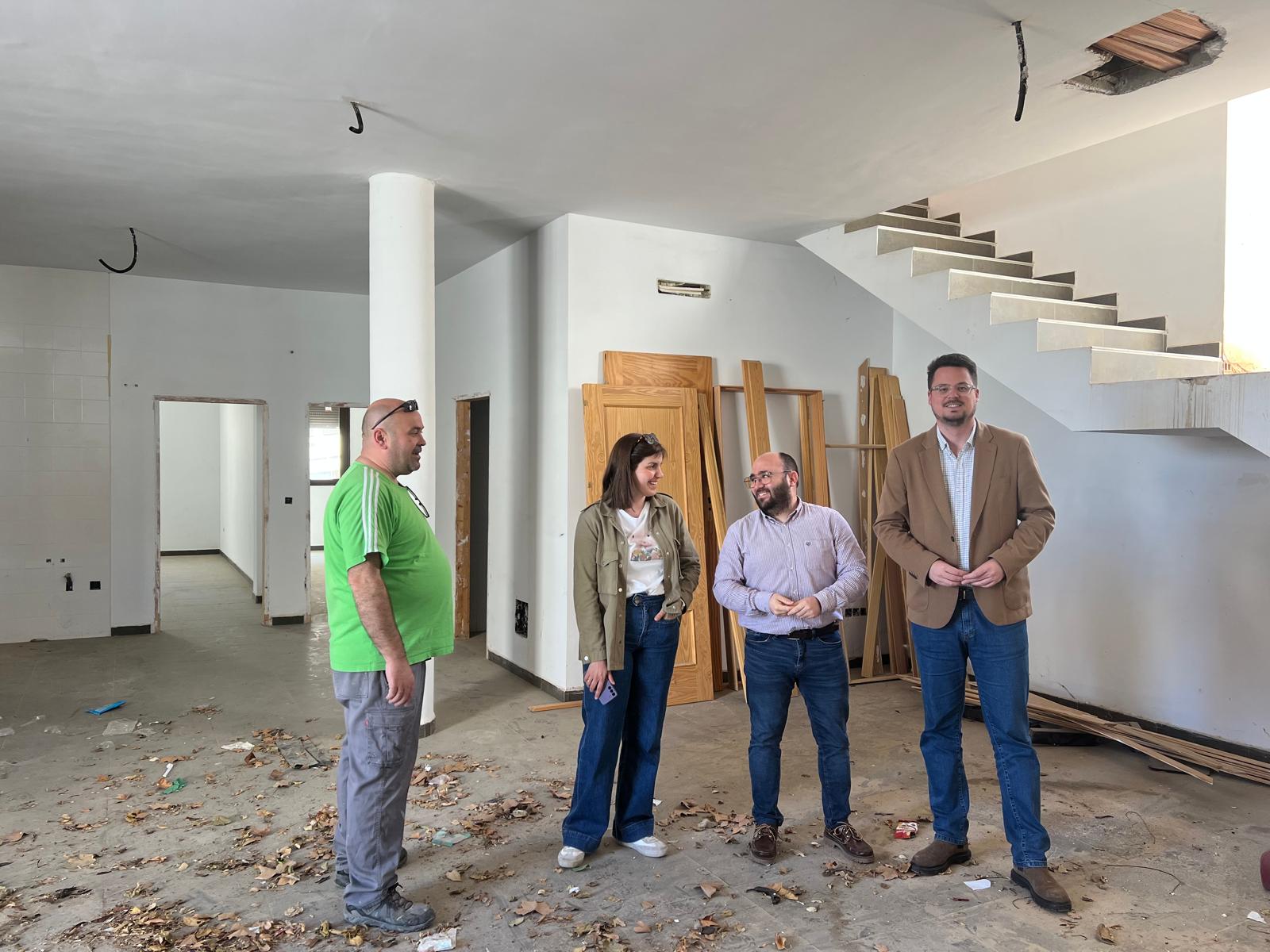 El diputado de Promoción y Turismo, Fran Lozano, durante la visita al albergue municipal de Jimena, acompañado por el alcalde, Francisco Ruiz, concejala y técnico municipal