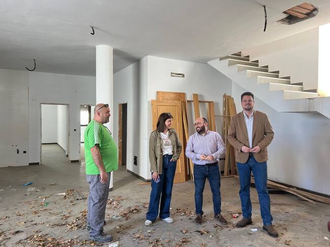 El diputado de Promoción y Turismo, Fran Lozano, durante la visita al albergue municipal de Jimena, acompañado por el alcalde, Francisco Ruiz, concejala y técnico municipal