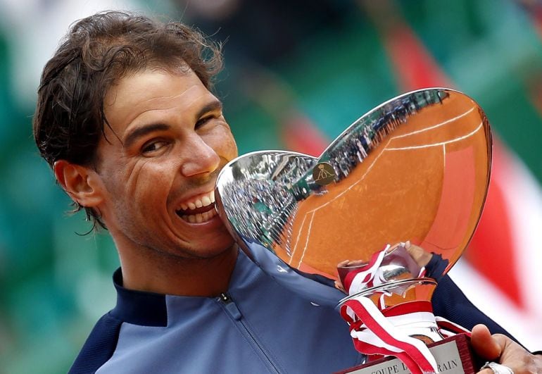 Rafael Nadal muerde la copa de campeón en Montecarlo.