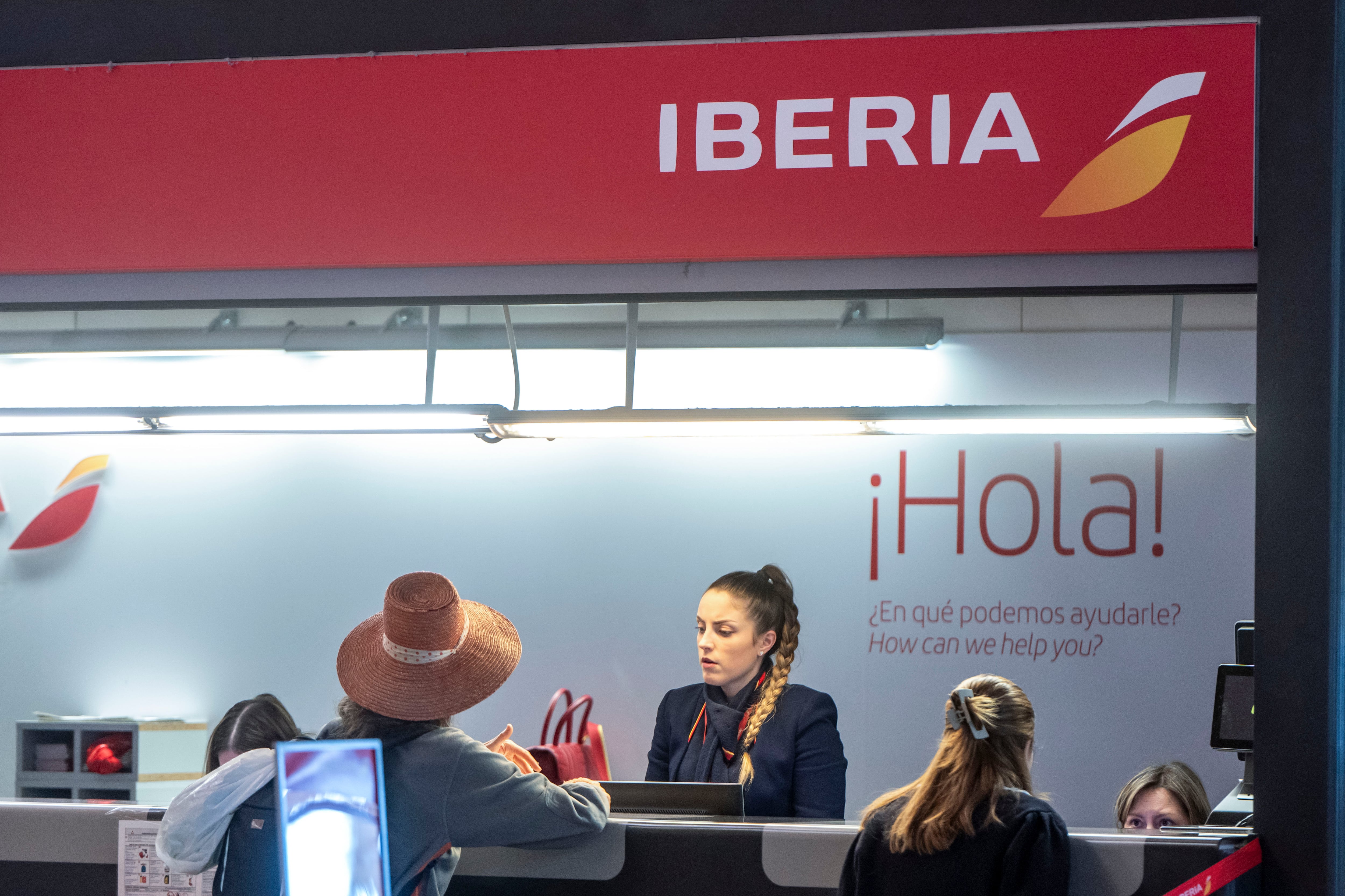 MADRID 06/01/2024.- Mostrador de Iberia este sábado. La segunda de las cuatro jornadas de huelga de los trabajadores del servicio de asistencia en tierra o &quot;handling&quot; de Iberia aumenta su seguimiento medio del 15,62 % al 16,5 %, aunque se mantiene la normalidad en los aeropuertos españoles, según la aerolínea. La compañía ha señalado este sábado que la puntualidad de los vuelos se mantiene en el 80 % en toda la red, una cifra algo menor en comparación con el 88,6 % de la jornada anterior. EFE/ Fernando Villar
