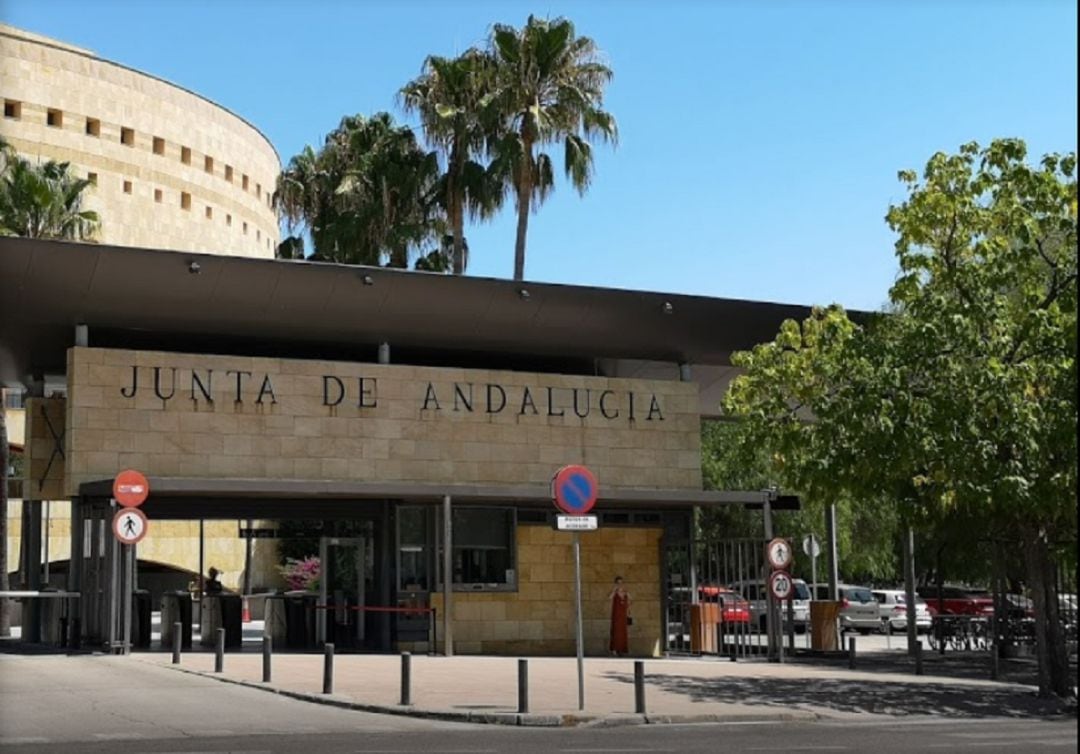 Las distintas sedes de la Junta de Andalucía recuperan desde hoy el trabajo presencial de una parte de sus funcionarios