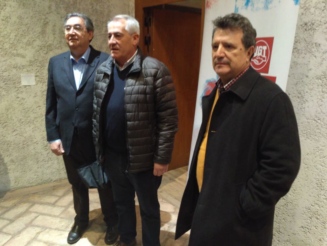 Toni Ferrer (izquierda); Jesús Santos (centro) y Santos M. ruesga (dcha), antes de entrar al acto de los 130 años de UGT