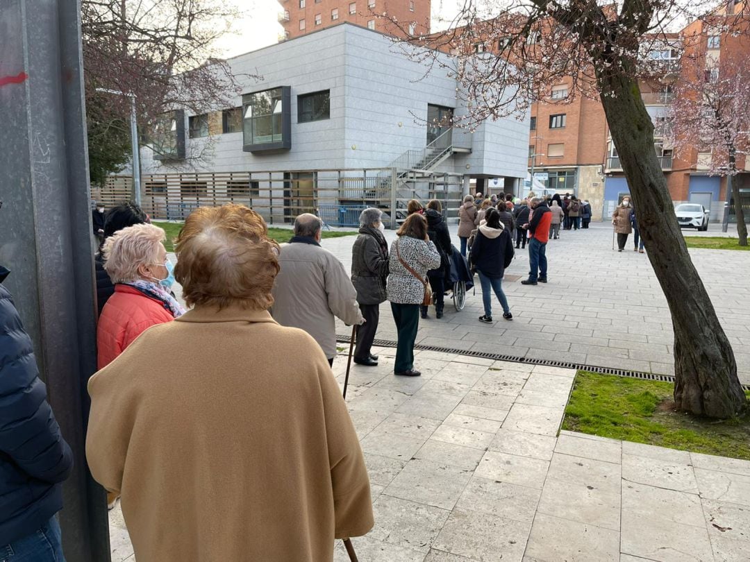 Imagen de los mayores de 90 años acudiendo a vacunarse la pasada semana