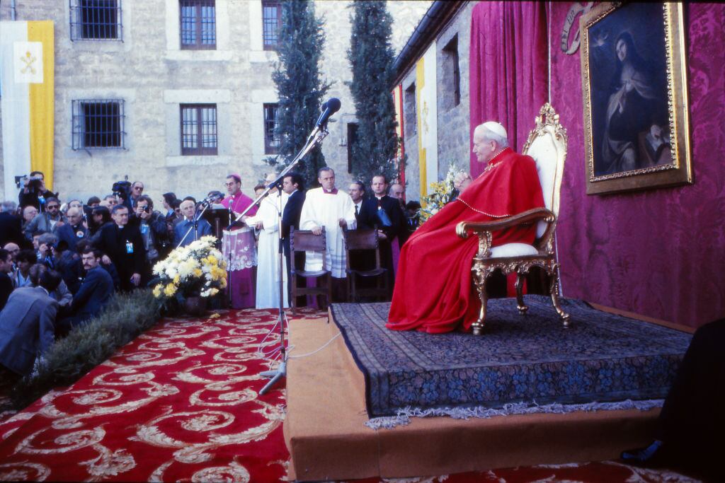 Visita del Papa Juan Pablo II al Monasterio de la Encarnación donde se dieron cita 3.000 monjas de clausura