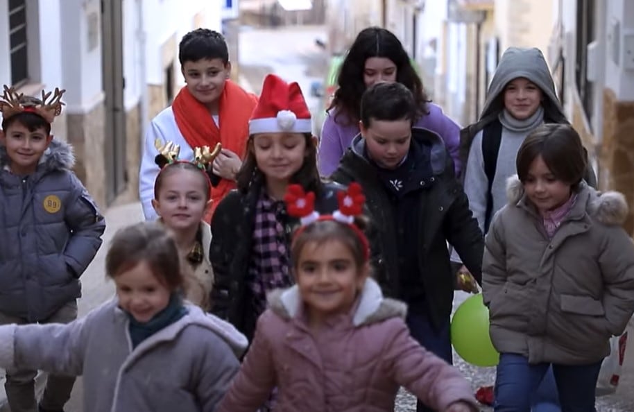 Canción navideña interpretada por estudiantes de la UCLM grabada en el pueblo de Mira (Cuenca)