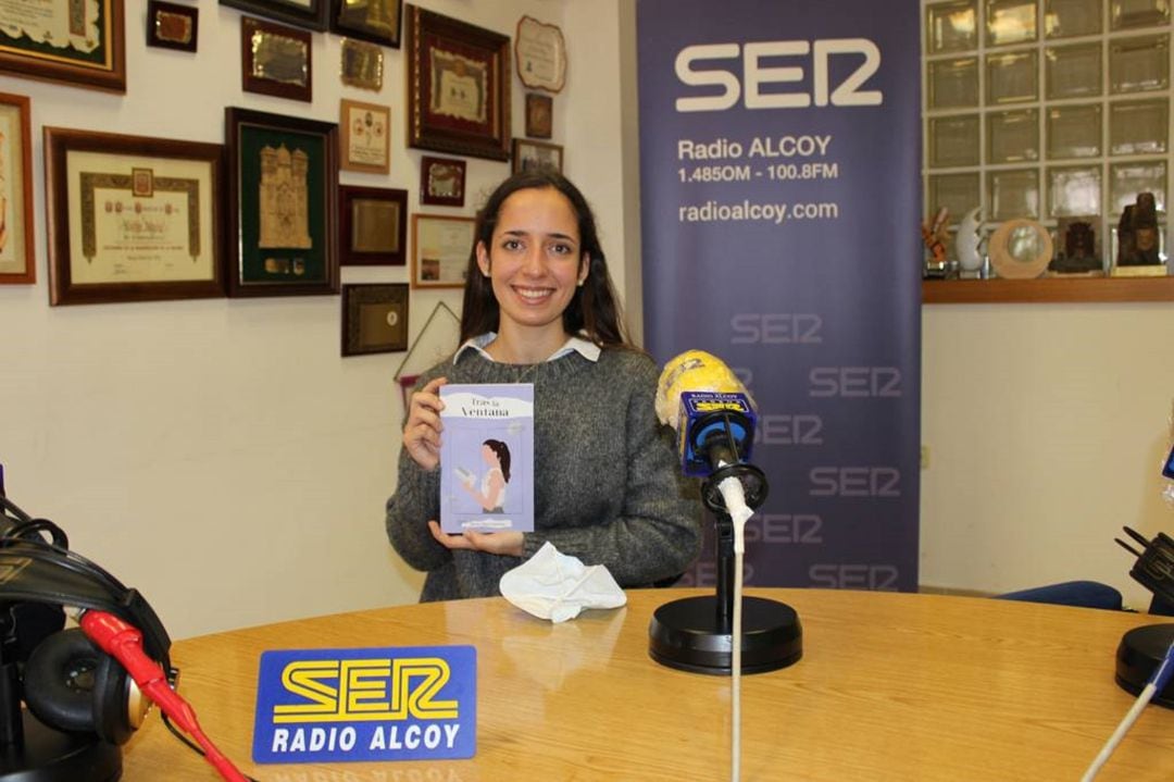 Mireia Martí en Radio Alcoy con su libro "Tras la ventana"