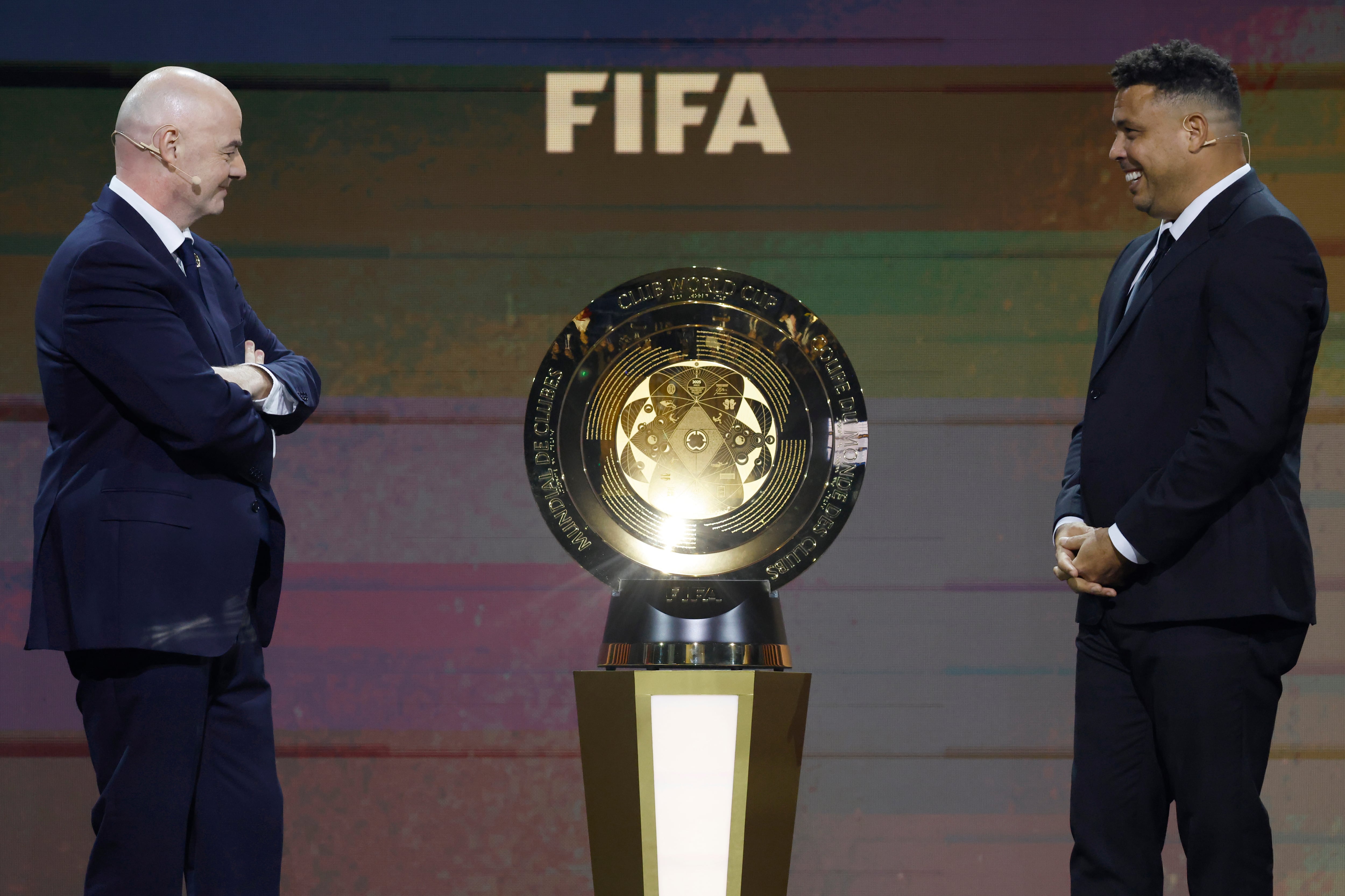 Gianni Infantino y Ronaldo Nazario posan junto con el trofeo