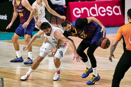 Mirotic peleando un balón con Llull en un Barça - Real Madrid