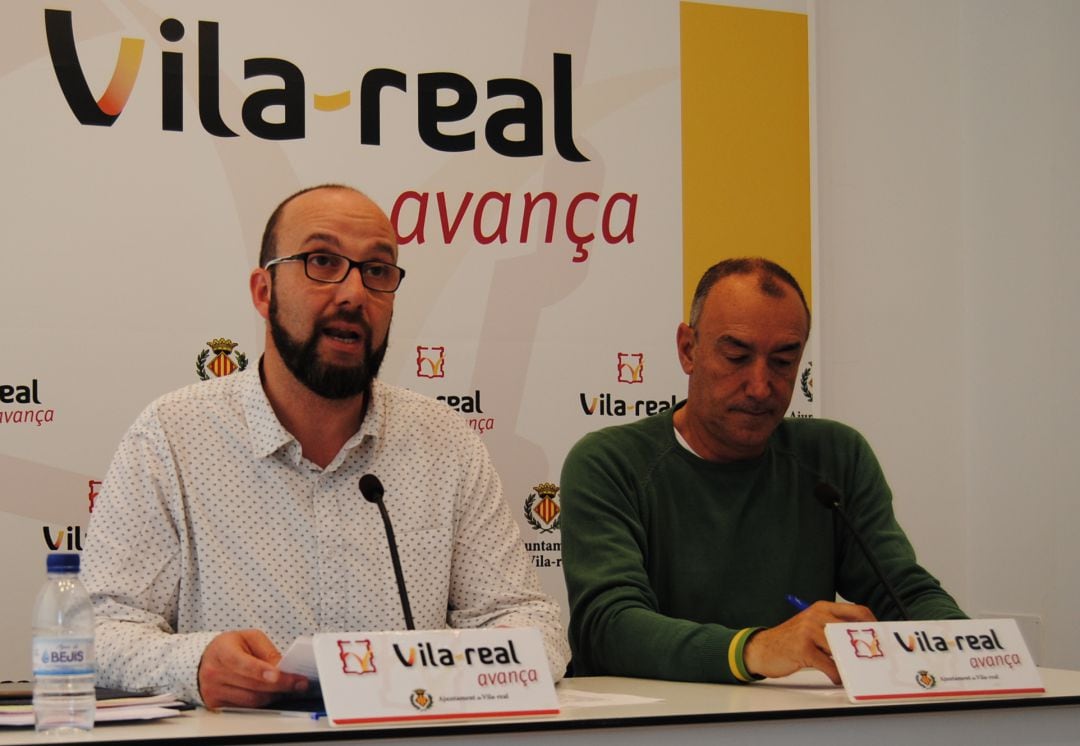 El regidor de l'àrea de Normalització de Vila-real, Santi Cortells, ha presentat l'acte, acompanyat pel membre de la Associació Cultural El Guitarró Pasqual Broch