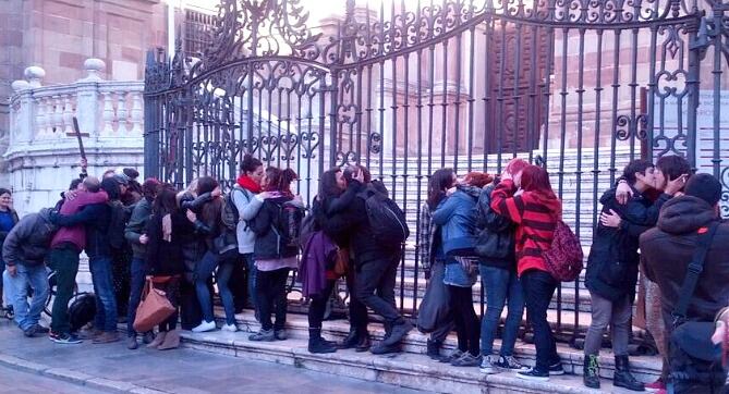 Imagen de la &quot;besada&quot; esta tarde ante la Catedral y el Palacio del Obispo