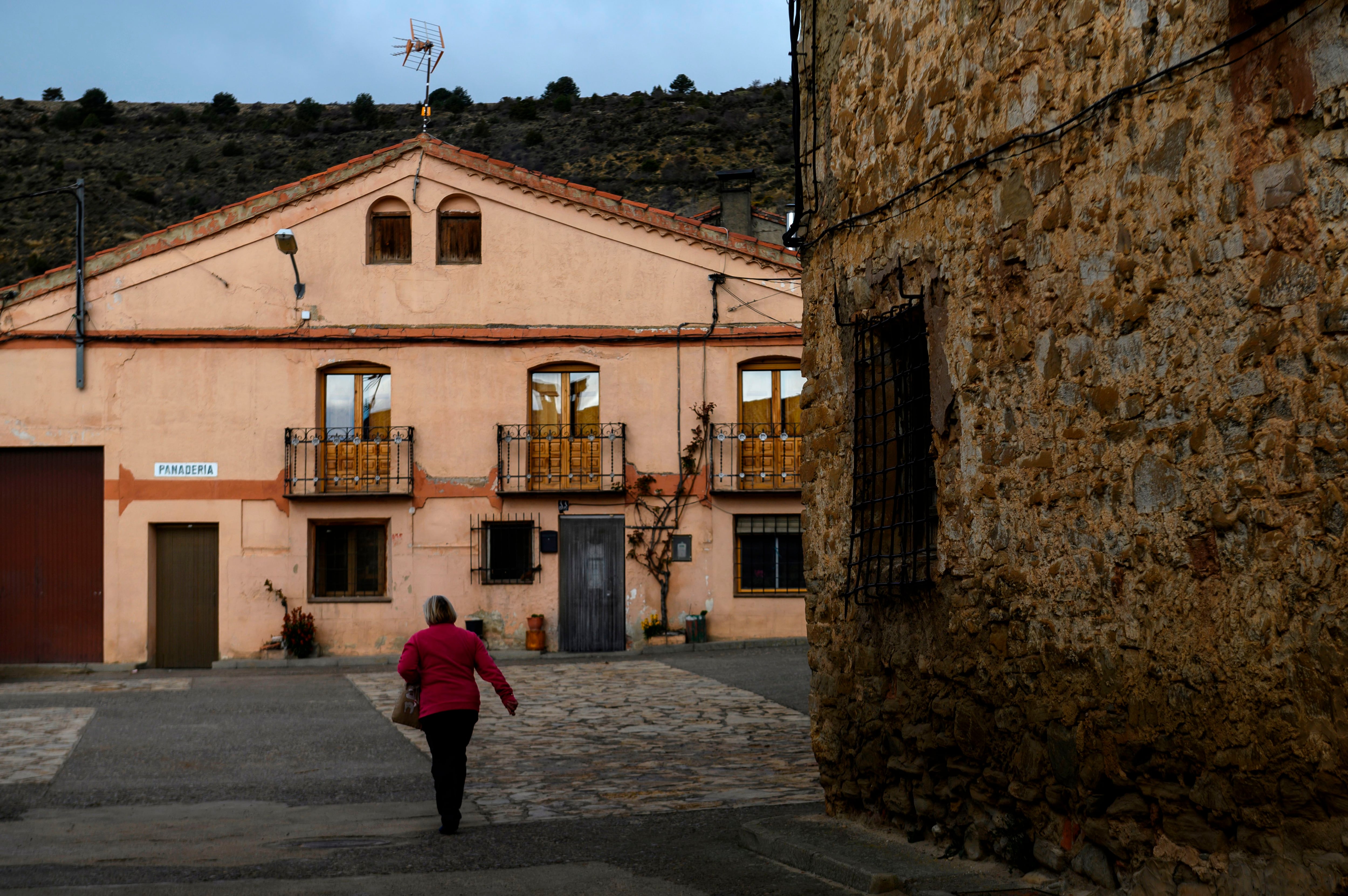 Una mujer camina en Terriente, un pueblo de Teruel