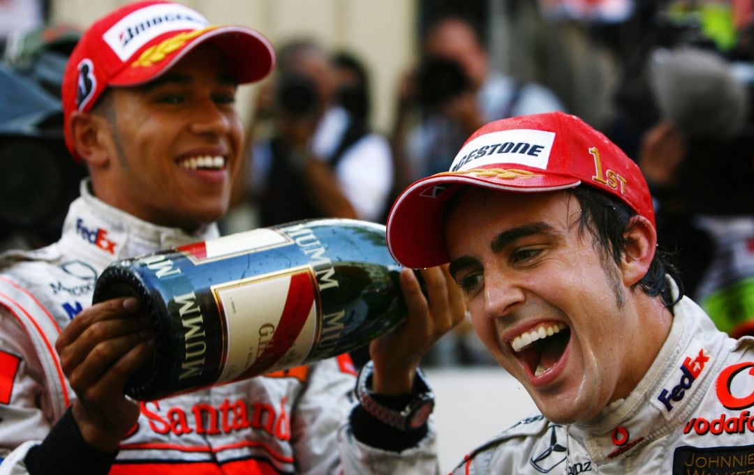 Alonso y Hamilton festejan tras el Gran Premio de Mónaco, en 2007