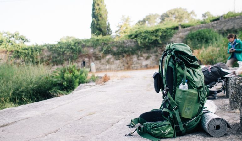 Unos turistas descansan durante una ruta rural.