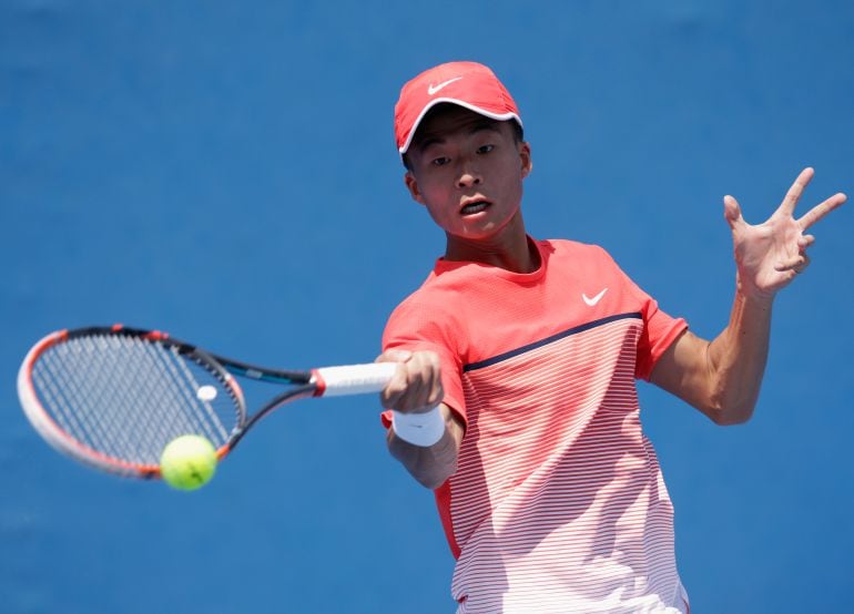 Di Wu golpea una derecha ante Austin Krajicek en el Abierto de Australia.