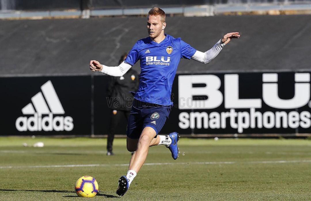 Uros Racic, entrenándose con el Valencia.