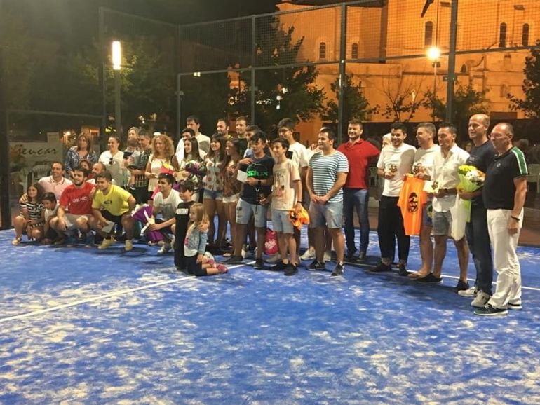 Foto de familia del Torneo de Pádel celebrado en la Plaza Mayor de Medina del Campo