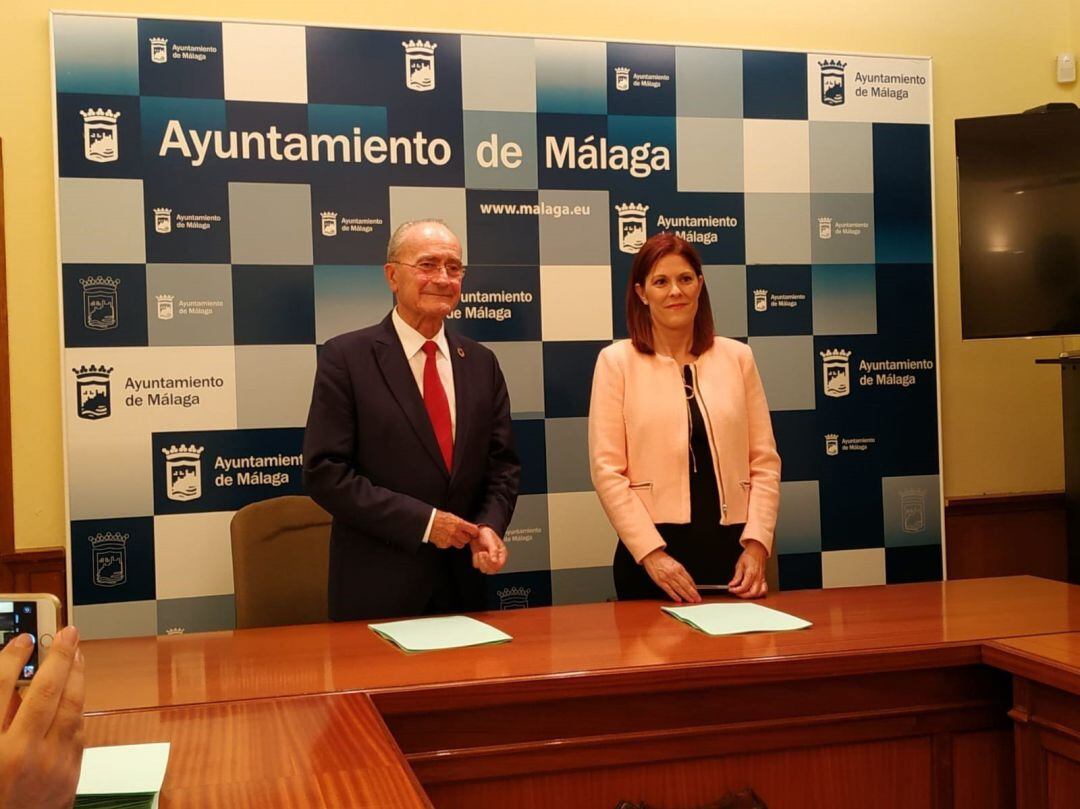 El alcalde de Málaga, Francisco de  la Torre y la nueva portavoz de Cs en el Ayuntamiento de Málaga, Noelia  Losada. 
 