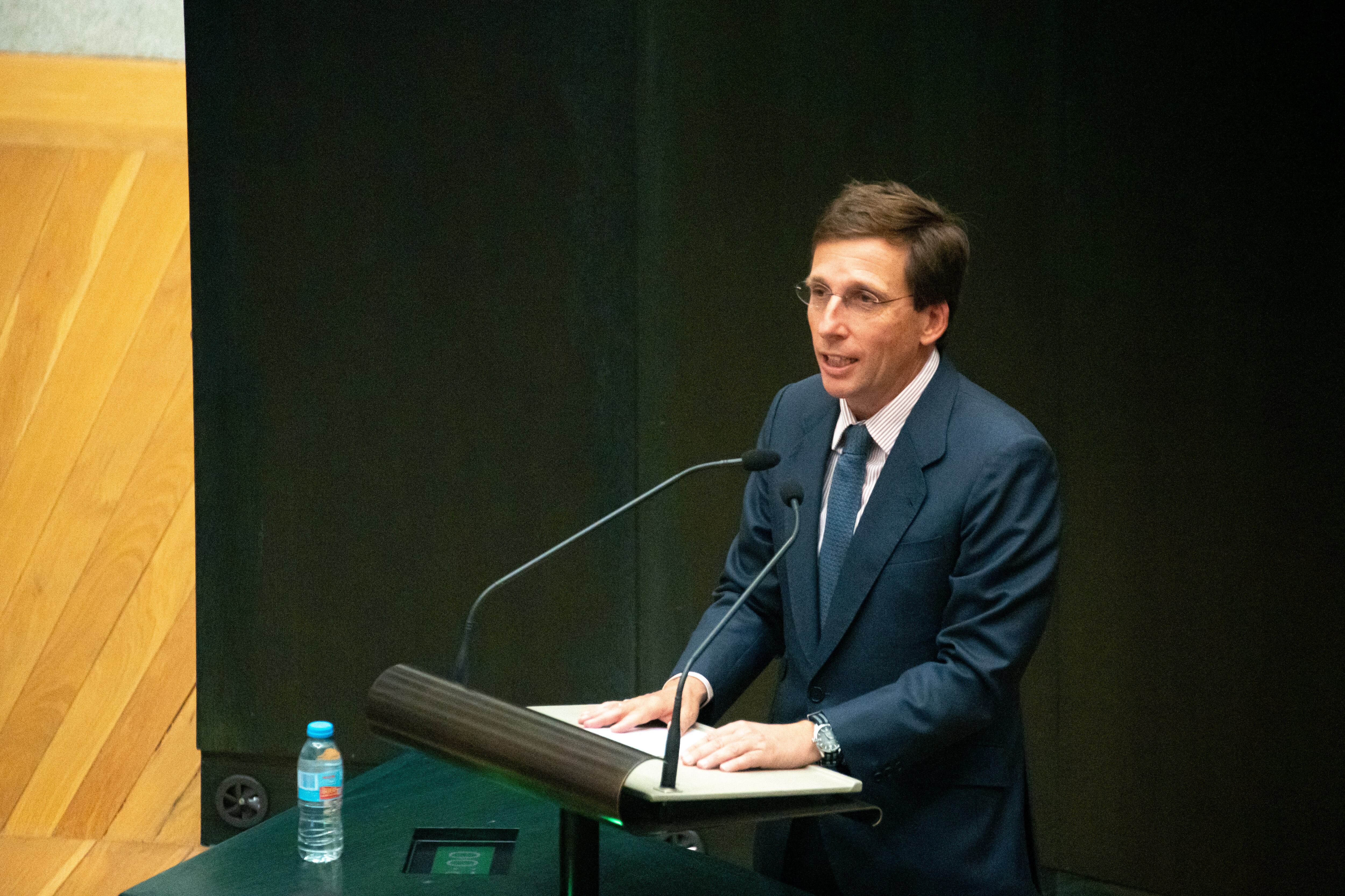 El alcalde Almeida durante un pleno en el Ayuntamiento de Madrid