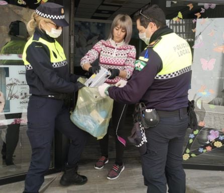 Entrega de material a la policía local