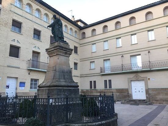 Santuario de San José de Calasanz con la estatua de bronce del santo en la plaza