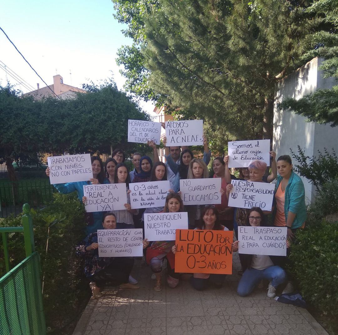 Las trabajadoras del centro de Quintanar del Rey junto a algunas madres del municipio durante las manifestaciones que realizan todos los martes.
