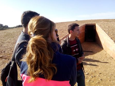 El guía Fernando Moreno en la entrada del Dolmen de Soto.