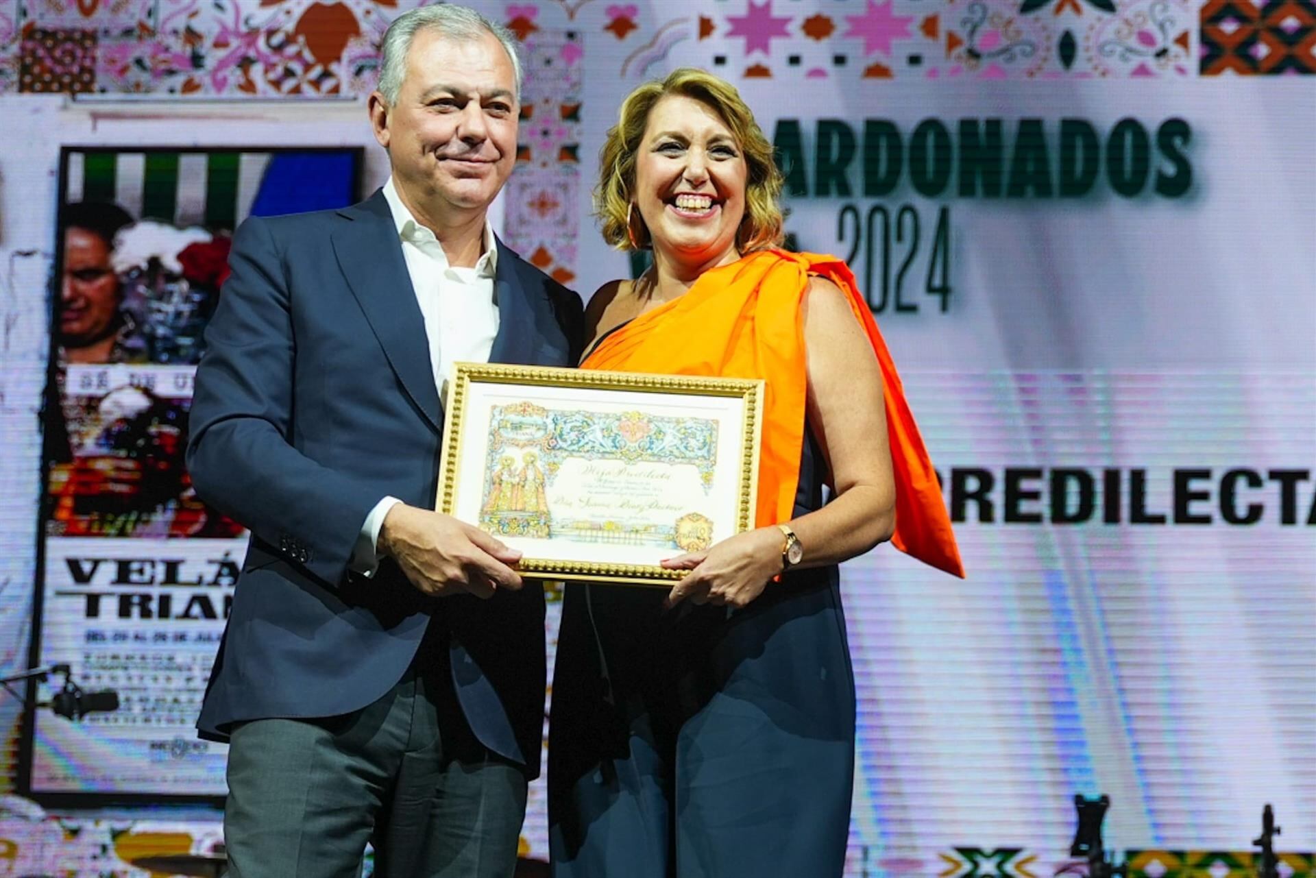 Sanz entrega a Susana Díaz la distinción de Hija Predilecta de Triana - FRANCISCO J. OLMO/EUROPA PRESS