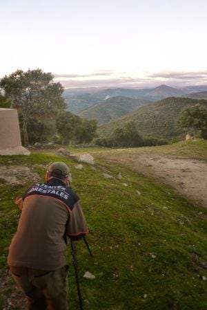Un agente forestal avista humo en la lejanía