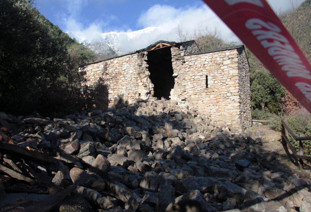 Estat en què ha quedat l'església de Sant Vicenç d'Enclar després de l'esfondrament del campanar.