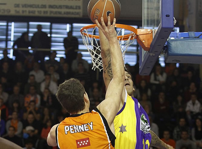 El alan pívot del Blancos de Rueda Valladolid Nacho Martín intenta taponar el lanzamiento del alero neozelandés del Baloncesto Fuenlabrada, Kirk Penney