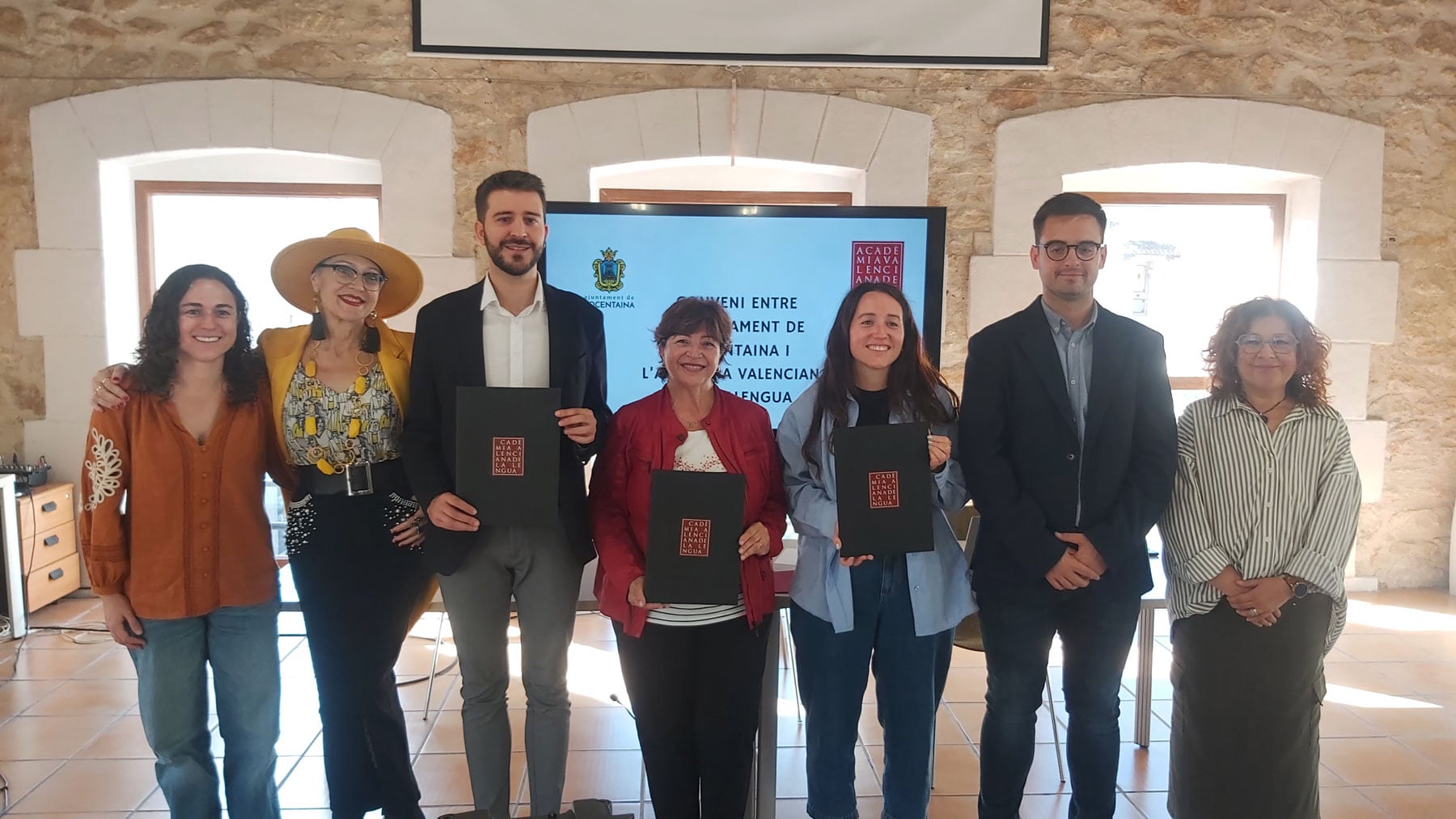 Components del govern municipal, amb l&#039;alcalde Jordi Pla, i la presidenta de l&#039;Acadèmia Valenciana de la Llengua, Verònica Cantó