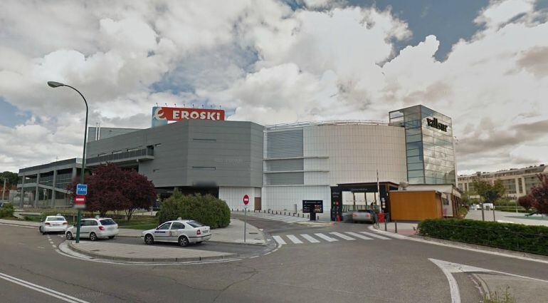 Fachada del centro comercial Vallsur, en el que se encuentra el hipermercado Eroski, adquirido por Carrefour