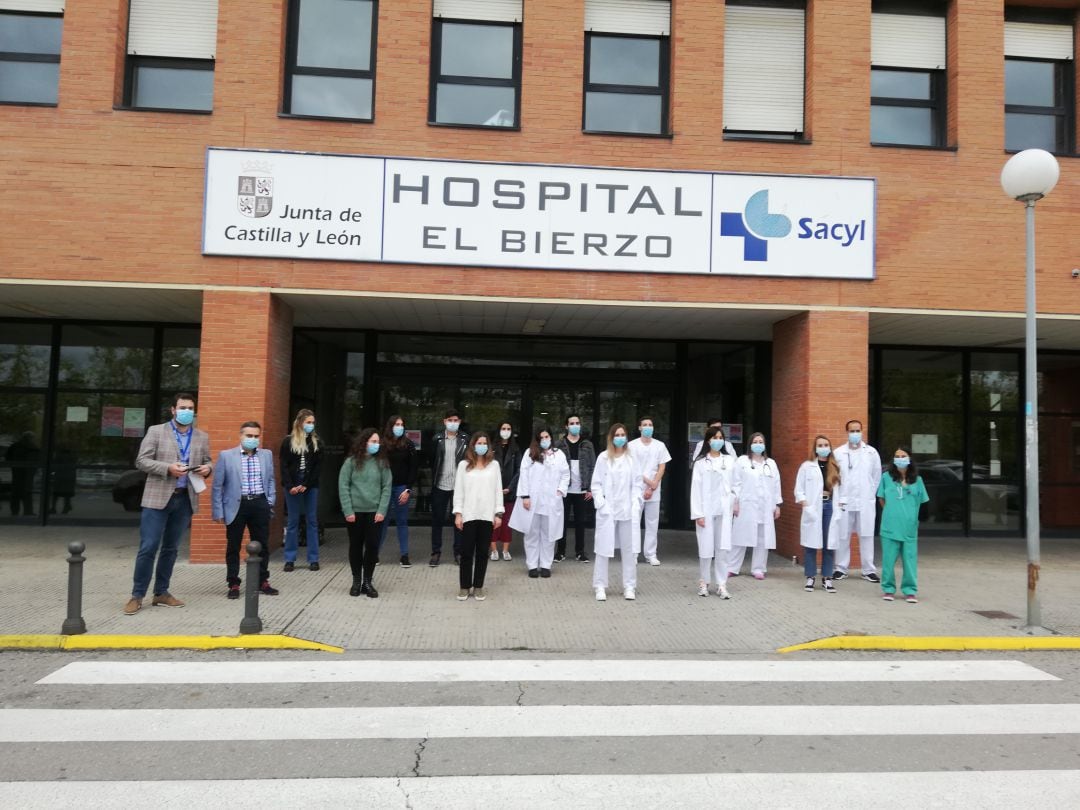 Nuevos residentes frente a la puerta del Hospital del Bierzo