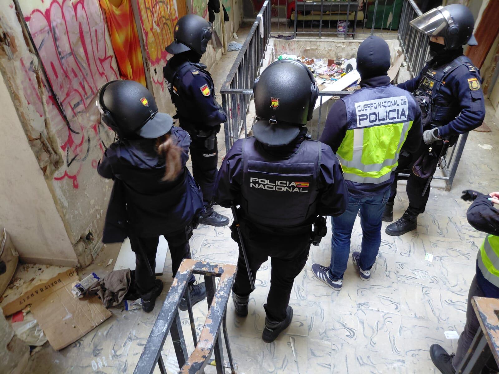 Medio centenar de agentes de la Policía Nacional y Local han tomado la antigua prisión de Palma en la que viven alrededor de 200 personas