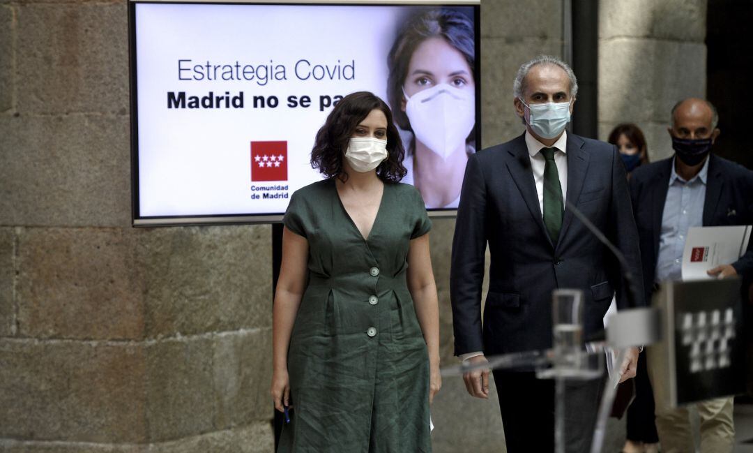 La presidenta de la Comunidad de Madrid, Isabel Díaz Ayuso, junto al consejero de Sanidad, Enrique Ruiz Escudero. Archivo.