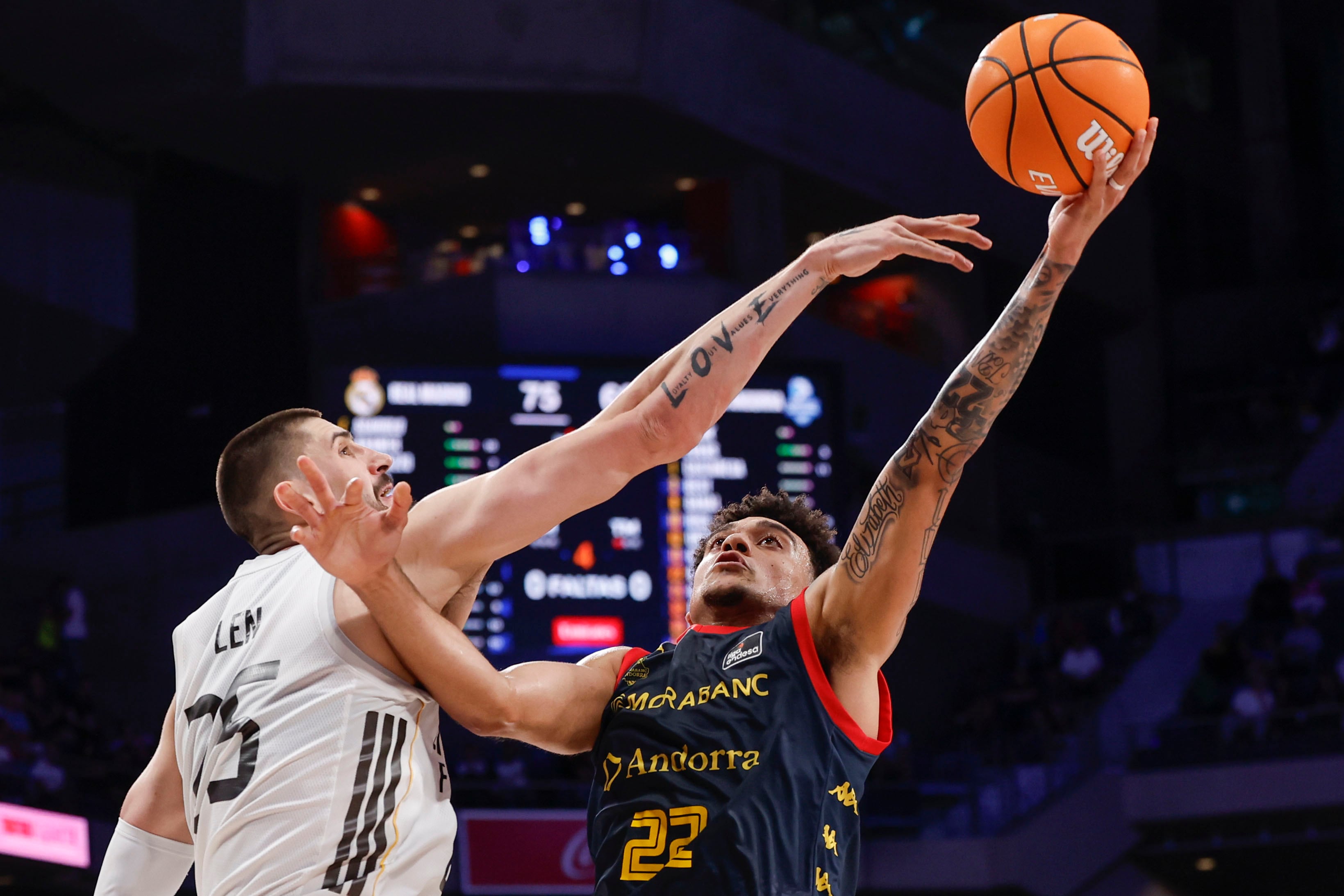 L'aler del MoraBanc Andorra Justin McKoy (d) llança a cistella davant el pívot del Real Madrid Álex Len (i) durant l'encontre de la Lliga Endesa entre Real Madrid i MoraBanc Andorra, aquest diumenge.