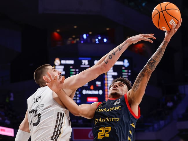 L'aler del MoraBanc Andorra Justin McKoy (d) llança a cistella davant el pívot del Real Madrid Álex Len (i) durant l'encontre de la Lliga Endesa entre Real Madrid i MoraBanc Andorra, aquest diumenge.